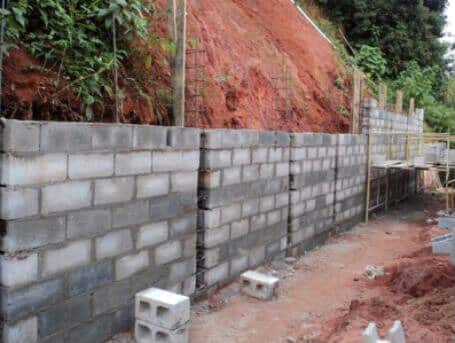 Muro construído com pedras naturais de diferentes formas.