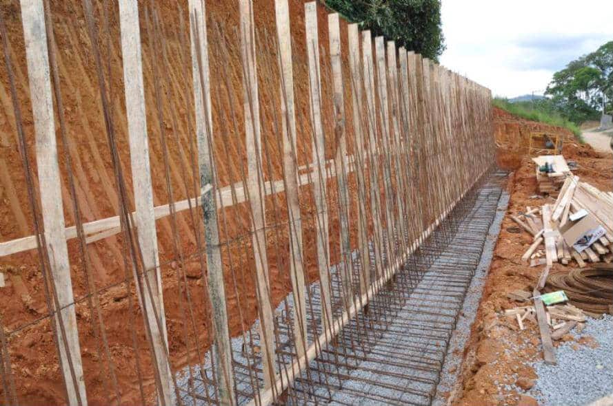 Como reforçar um muro de arrimo  Paredes de concreto, Construir um muro,  Muro de contenção