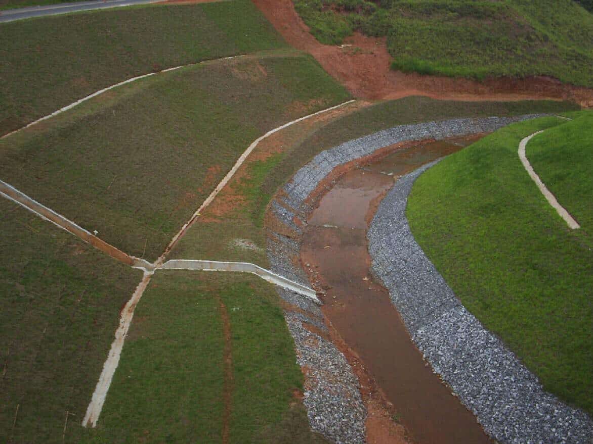 Vários platôs com vários muros de arrimo com pedras