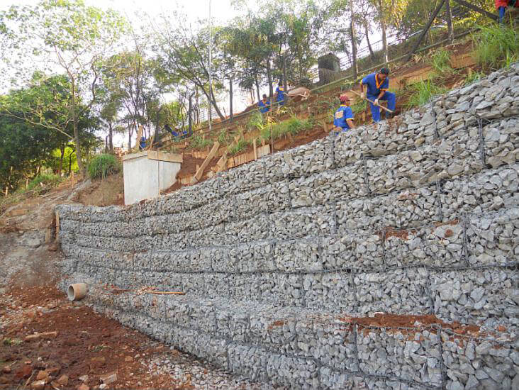 Muro construído com pedras naturais de diferentes formas.